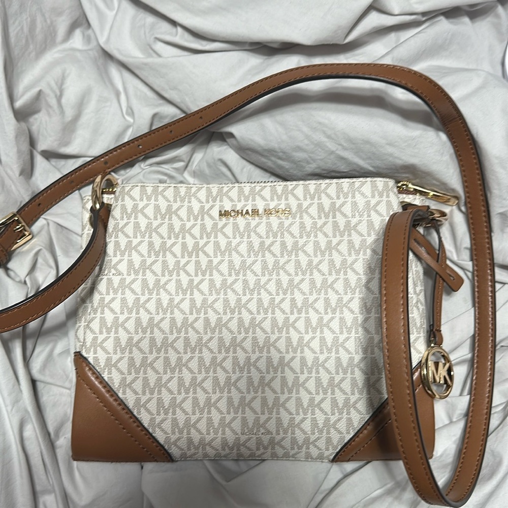 Like new - small crossbody Michael Kors bag